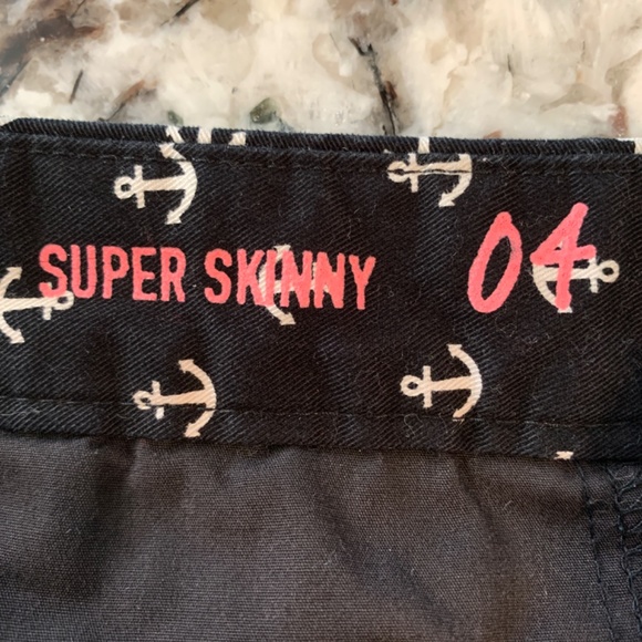 GAP Super Dkinny‎ khakis with stretch. Anchor pattern . Worn once - Picture 4 of 5